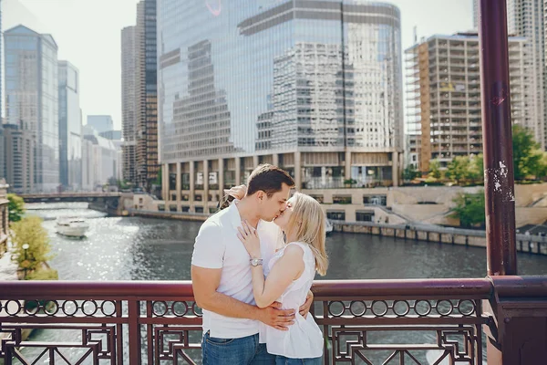 Älskande par promenader i Chicago — Stockfoto