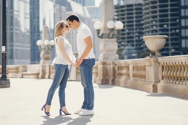 Amante casal caminha em Chicago — Fotografia de Stock