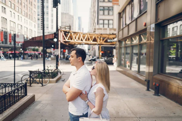 Amante casal caminha em Chicago — Fotografia de Stock