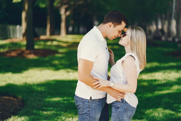 Verliefde paar zitten in een park — Stockfoto