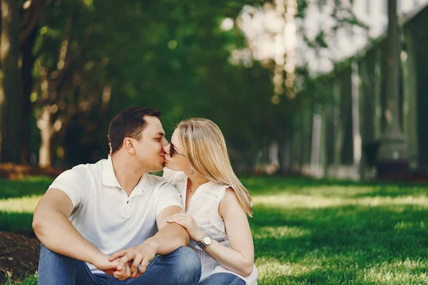 Pareja cariñosa sentada en un parque —  Fotos de Stock