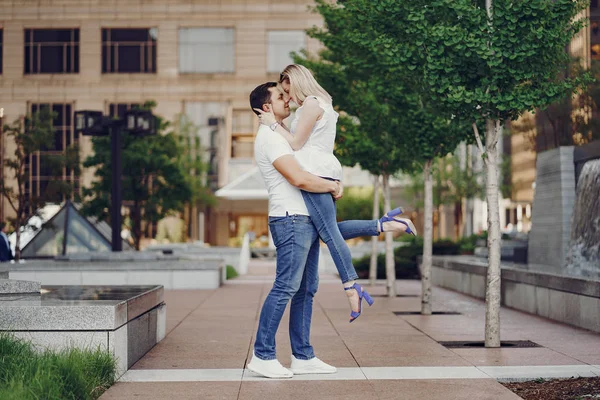 Amante casal caminha em Chicago — Fotografia de Stock