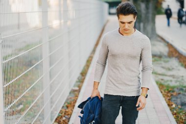 Şehirdeki şık adam