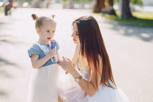 Mutter mit Tochter — Stockfoto