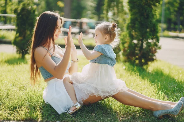 Moeder met dochter — Stockfoto