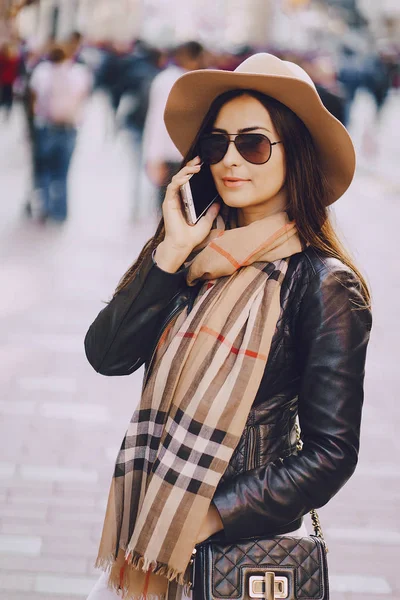 Girl with phone in istanbul — Stock Photo, Image