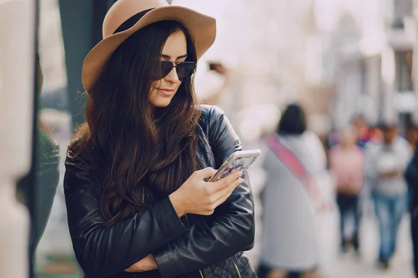 Девушка с телефоном в istanbul — стоковое фото