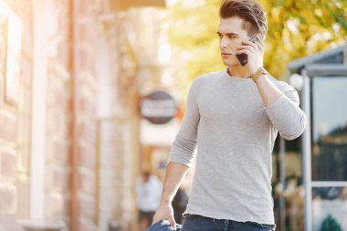 Şehirdeki şık adam