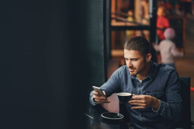 Restoranda telefon kullanan bir adam.