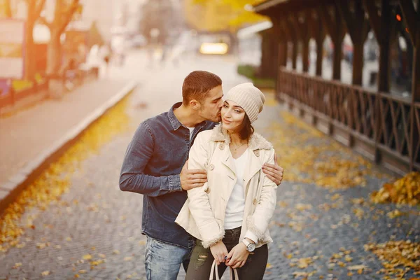 Pareja feliz en la ciudad — Foto de Stock