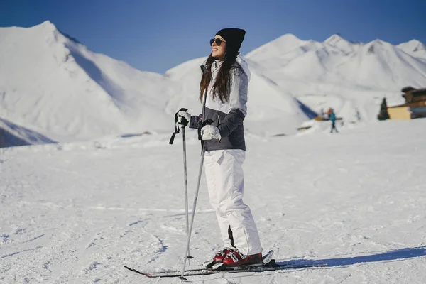 Mädchen mit Ski — Stockfoto