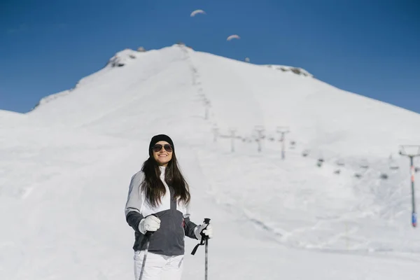 Fille avec ski — Photo