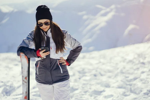 Fille avec ski — Photo