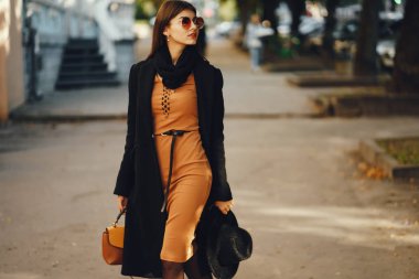 Şık bir kız şehirde yürüyor