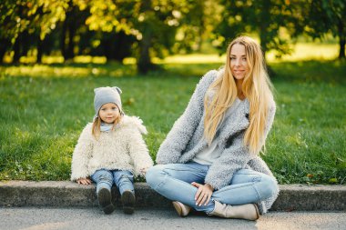 yürümeye başlayan çocuk ile genç anne