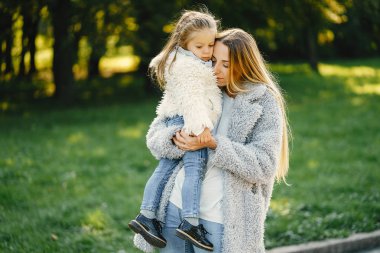 yürümeye başlayan çocuk ile genç anne