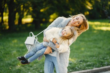 yürümeye başlayan çocuk ile genç anne