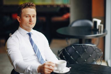 Bir işadamı ile bir takım elbise