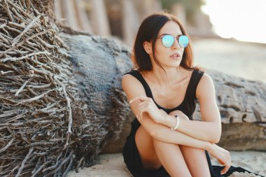 esmer kız plaj keşfetmek