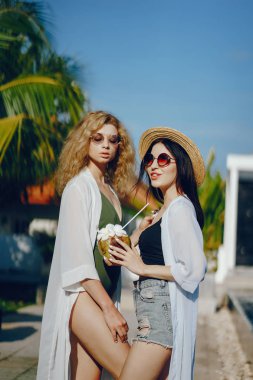 Kızlar hindistan cevizinden taze meyve suyu içiyor.