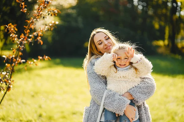 Ung mamma med barn — Stockfoto