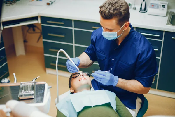 Una Giovane Bella Ragazza Cura Denti Con Dentista — Foto Stock