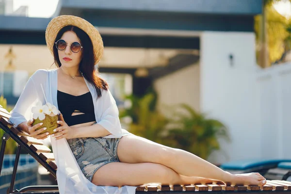 Menina beber suco fresco de um coco — Fotografia de Stock