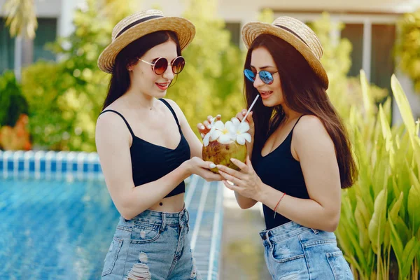 Duas meninas bebendo suco de coco — Fotografia de Stock