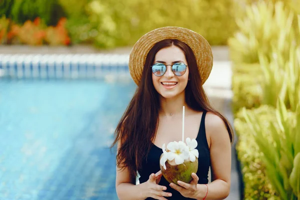 Menina beber suco fresco de um coco — Fotografia de Stock