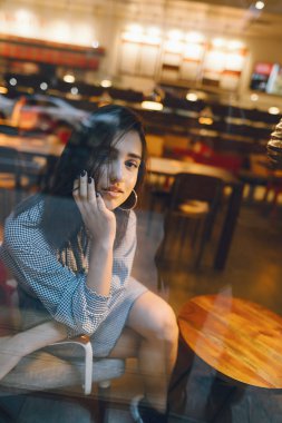 Esmer kız bir arkadaşına ulaşmak için cep telefonunu kullanıyor.