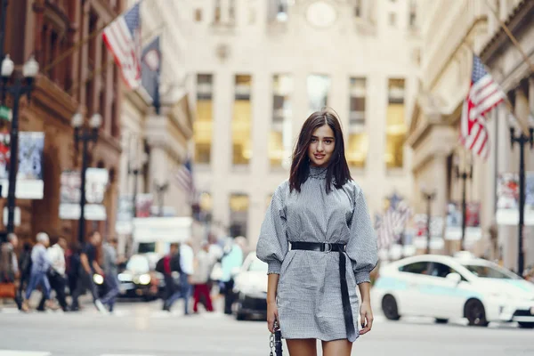 Hermosa chica morena explorando la ciudad durante el otoño — Foto de Stock