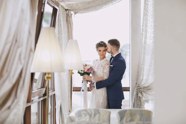 Bräutigam und Braut im Hotel — Stockfoto