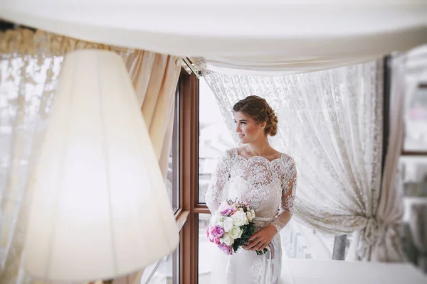 Sposa elegante in un hotel — Foto Stock