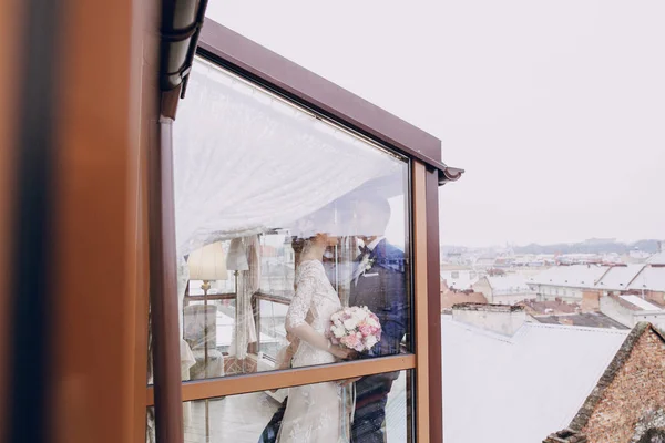 Groom and bride in a hotel — Stock Photo, Image