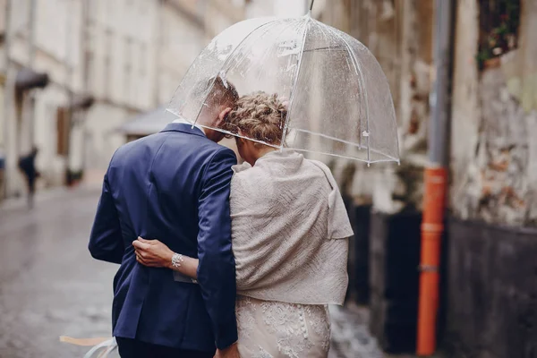 Sposo e sposa in un hotel — Foto Stock