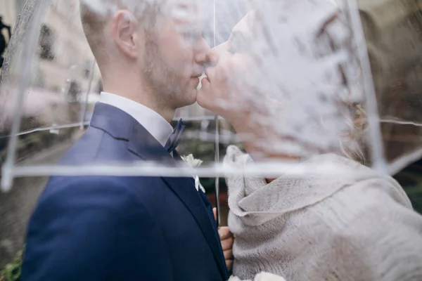 Sposo e sposa in un hotel — Foto Stock