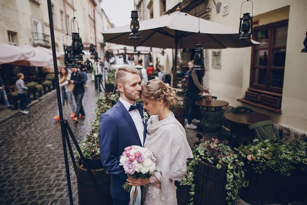 Bräutigam und Braut im Hotel — Stockfoto