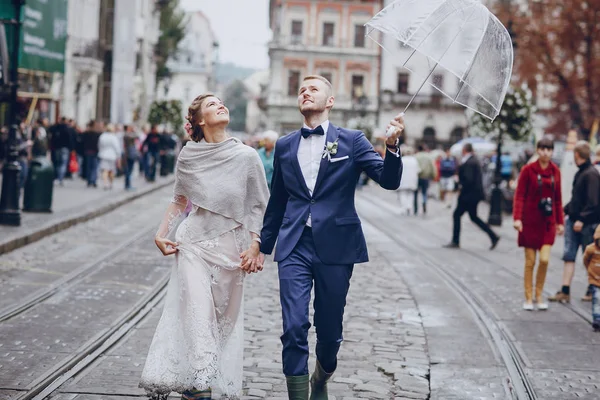 Ženich a nevěsta v hotelu — Stock fotografie