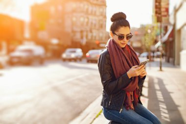 Genç güzel kız telefonu kullanın