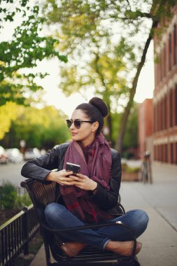 güzel genç kız ile telefon