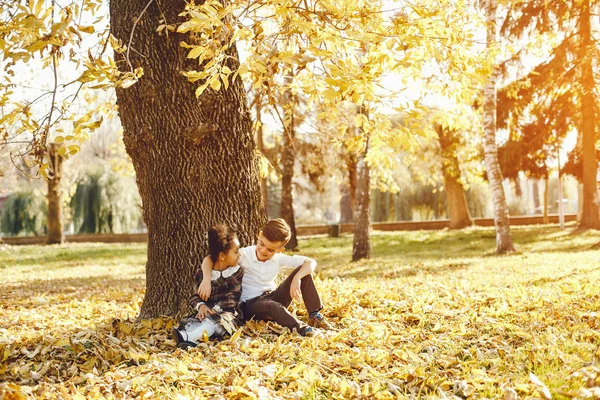 Kinderen in een park — Stockfoto