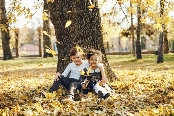 Bambini in un parco — Foto Stock