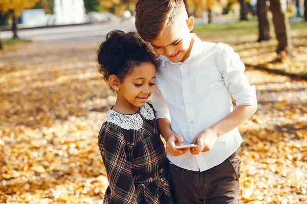 Kinder im Park — Stockfoto