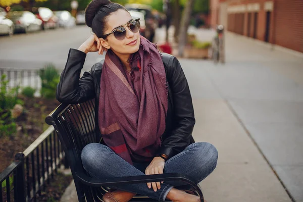 Belle jeune fille à Chicago, beau temps — Photo