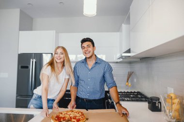 bir pizza yemek çift