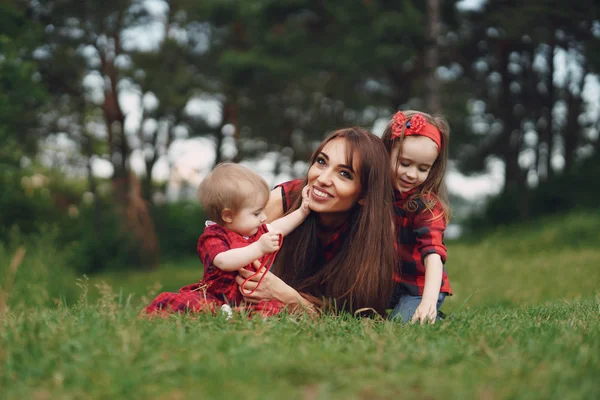 Anne ve kızı. — Stok fotoğraf