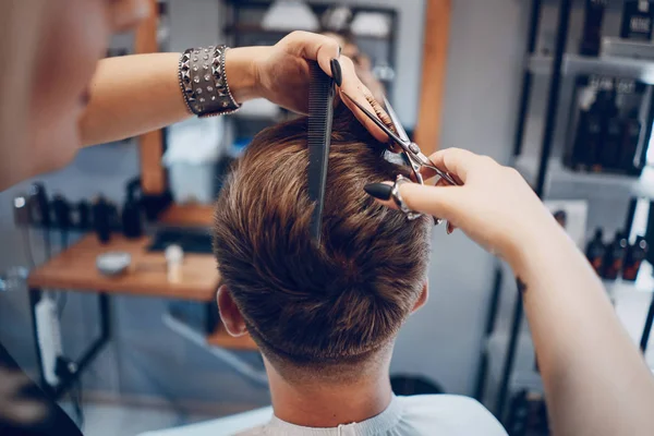 Mann in den Friseursalons — Stockfoto