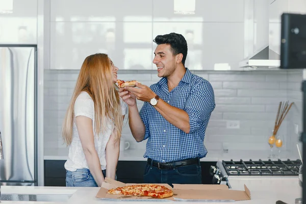 couple eating a pizza
