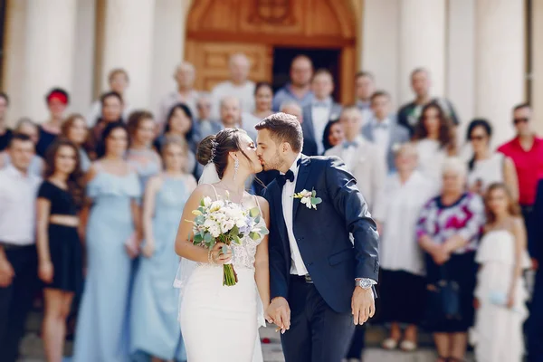 Une Jeune Belle Mariée Tient Près Maison Avec Son Mari — Photo