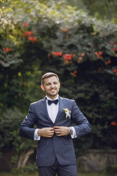 Groom dans un parc — Photo